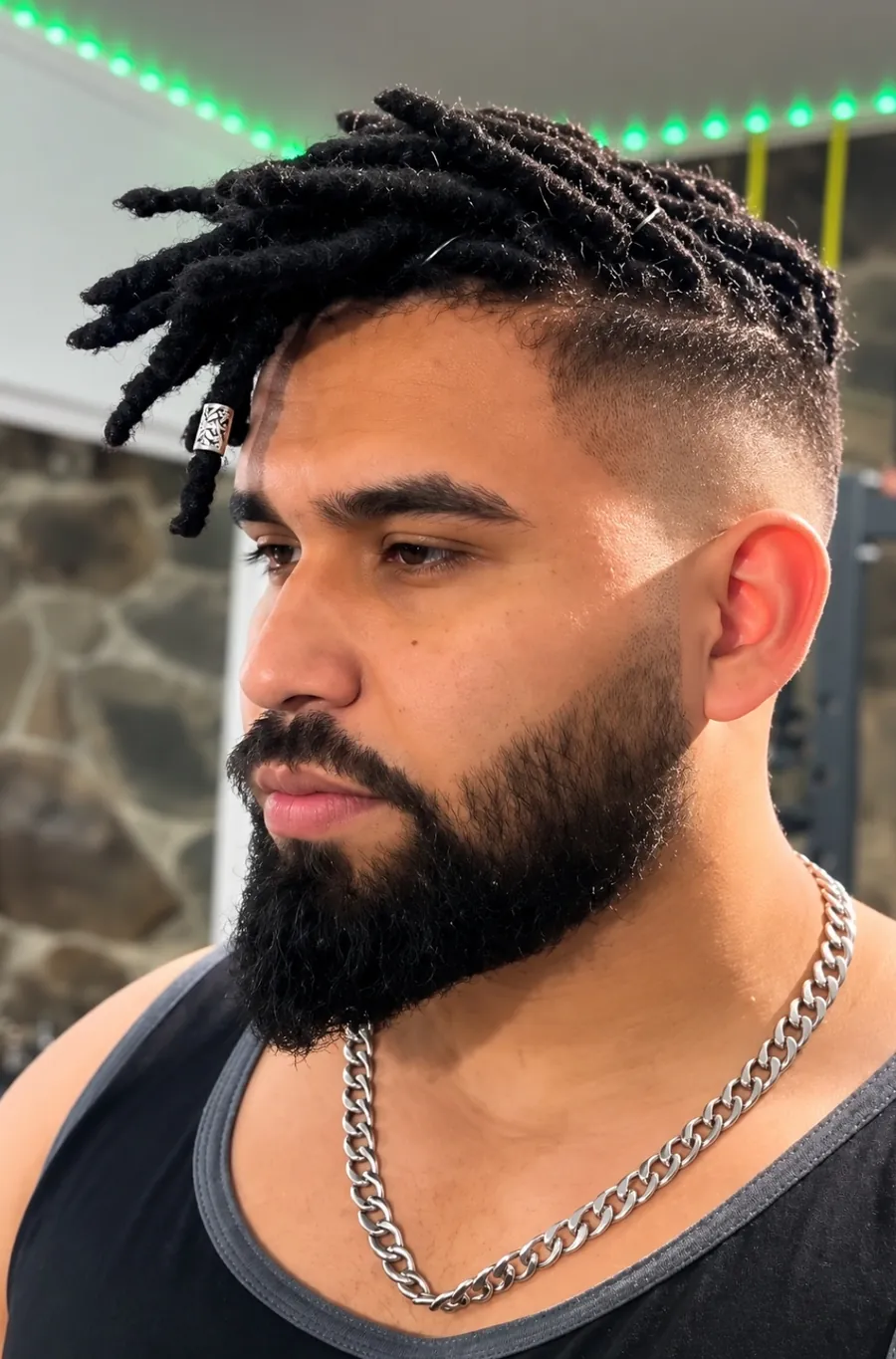 El mismo moicano de 43 dreads visto desde el otro perfil
